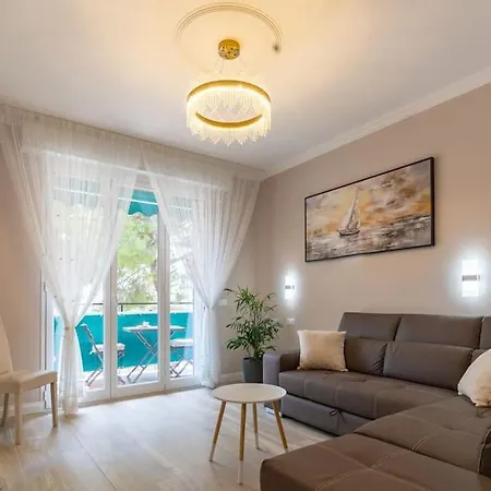 Victor Free Private Parking *